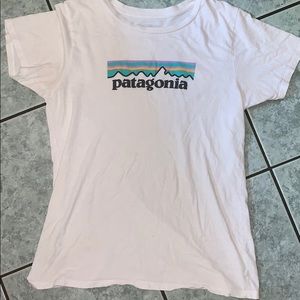 white PATAGONIA T-shirt! ✅